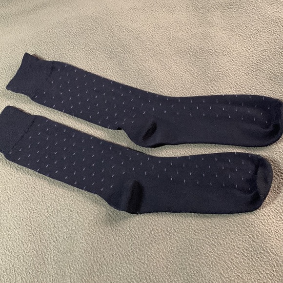 Lot of 5 Men’s dress socks.  2 brown 1 black Dockers, 1gray Gold Toe, 1 black - Picture 2 of 16